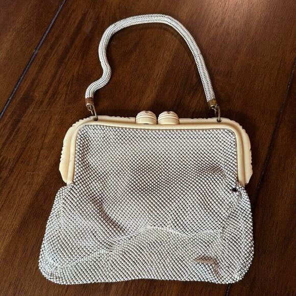 Vintage Whiting and Davis Alumesh Purse w Cream Bakelite Closure Mesh Handle - Picture 4 of 13